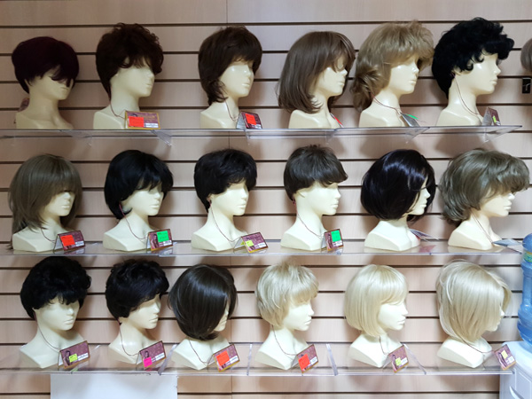 В нашем салоне париков можно купить женские парики по распродаже от 600 рублей.