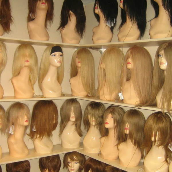 Чем различаются парики машинной работы из натуральных волос и искусственных
