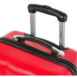 Пластиковый чемодан на четырех колесах ярко-красный