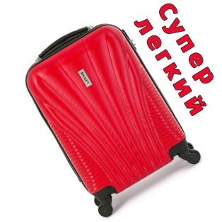 Пластиковый чемодан на четырех колесах ярко-красный