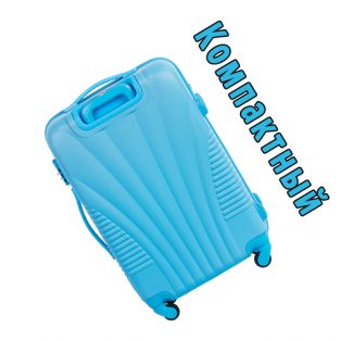 Пластиковый чемодан на четырех колесах голубой