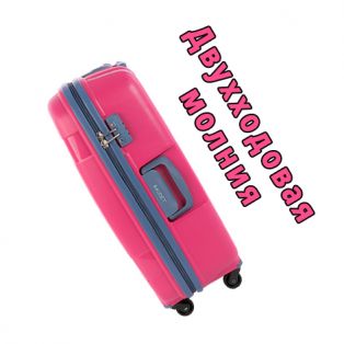 Пластиковый чемодан на четырех колесах розовый
