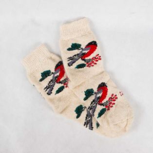 Вязаные шерстяные носки украшенные рисунком снегирей