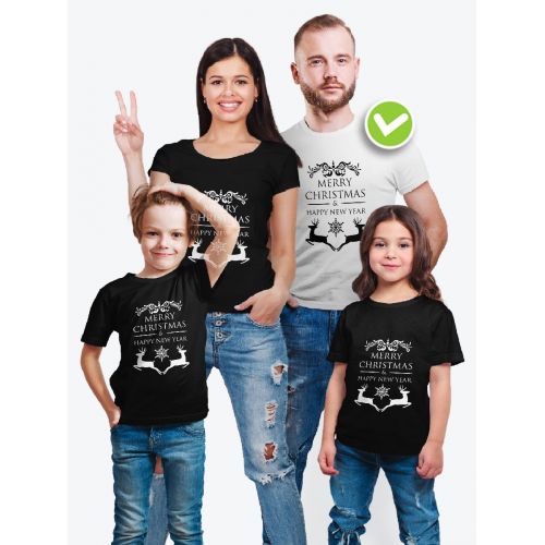 Семья в футболках с длинным рукавом