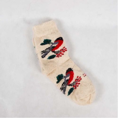 Вязаные шерстяные носки украшенные рисунком снегирей