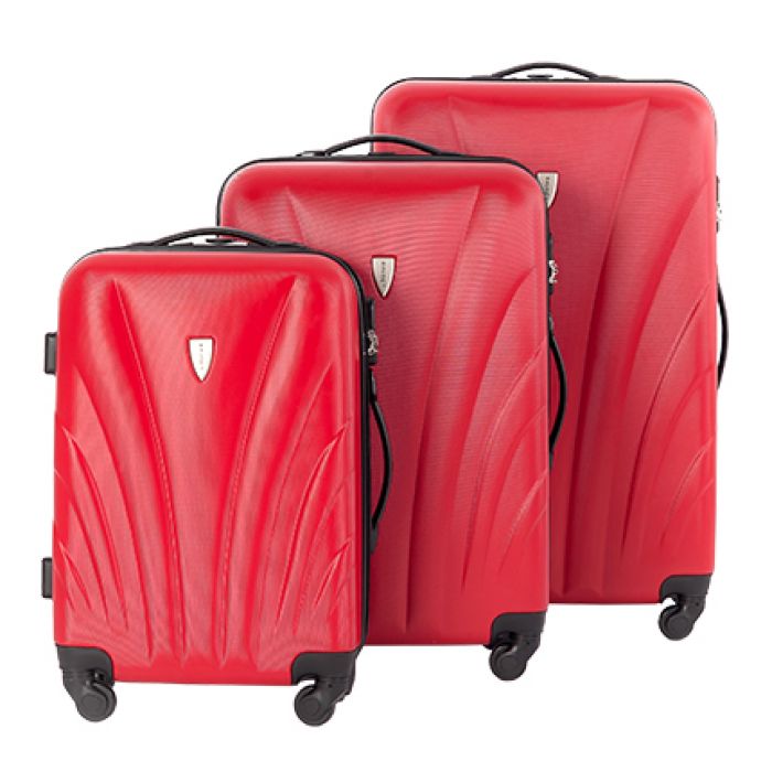 Пластиковый чемодан на четырех колесах клубничный