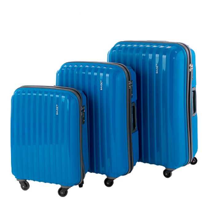 Пластиковый чемодан на четырех колесах сапфир