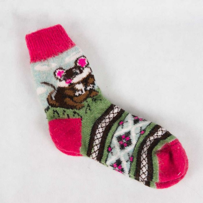 Вязаные зимние носки с интересным геометрическим орнаментом и мышонком